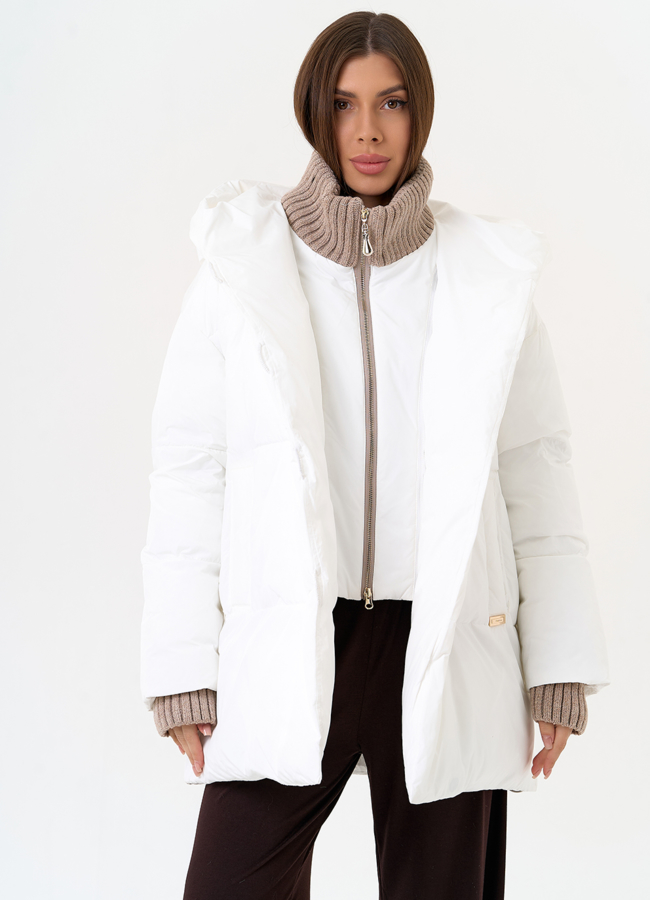 Женский пуховик белого цвета с капюшоном модель № 31517 меха малина