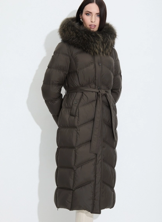 Женский пуховик с мехом енота на капюшоне фото