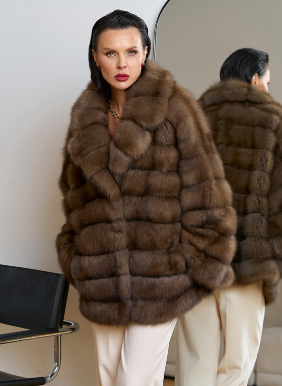 Женская шуба из куницы с английским воротником