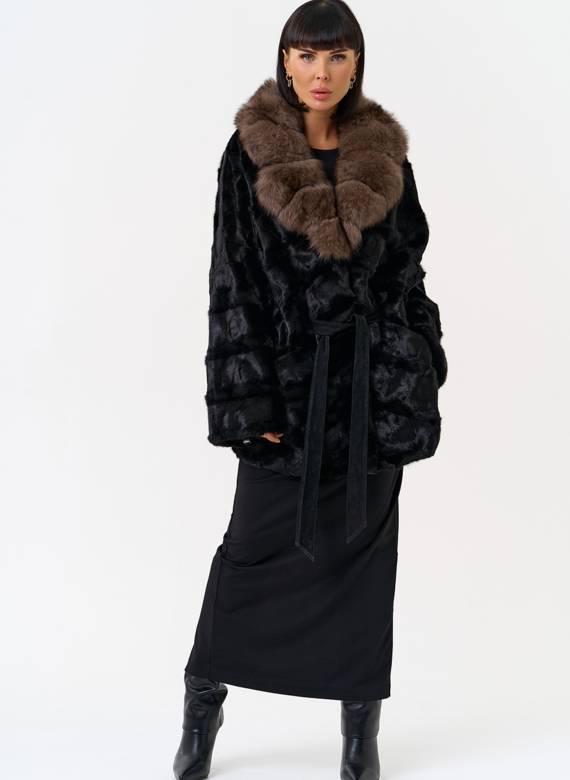 Женская шуба из меха норки  воротником из меха песца