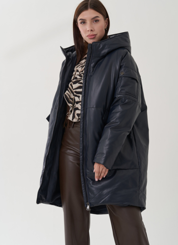 Женский пуховик синего цвета из эко кожи