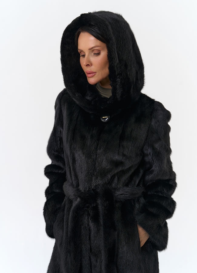 Шуба из норки черного цвета с капюшоном  модель № 26287 универмаг малина