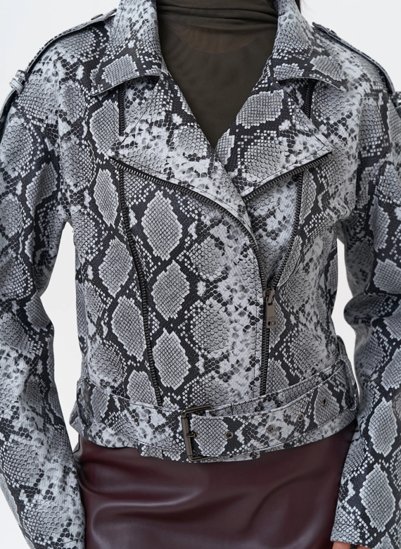 Кожаная куртка со змеиным принтом