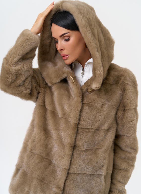 Короткая шуба с капюшоном