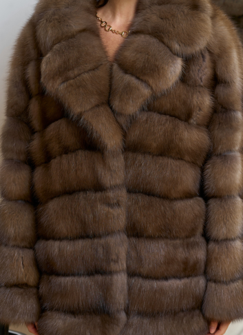 Женская шуба из куницы с английским воротником
