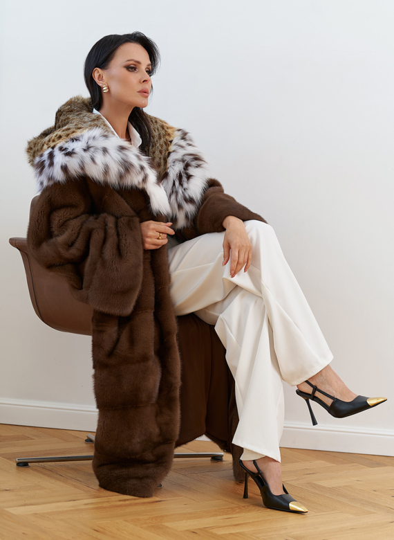 Женская шуба из меха норки с капюшоном из меха рыси