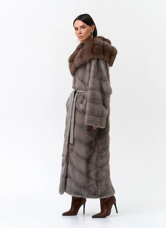 Длинная шуба из меха норки с капюшоном из меха куницы фото