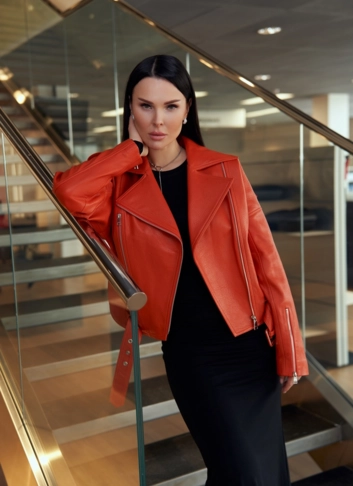 Кожаная куртка "косуха" оранжевого цвета фото
